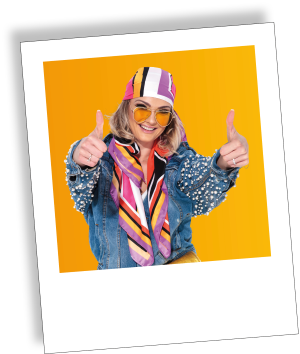 Polaroid-Foto einer Frau in Daumen-hoch-Pose
