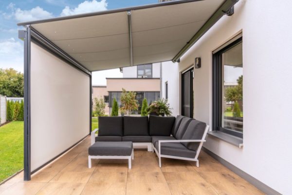 Terrassendach Viladora mit integrierter Senkrechtmarkise